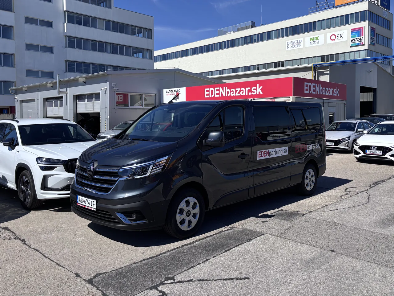 Strážené parkovisko EDENparking s odvozovým vozidlom